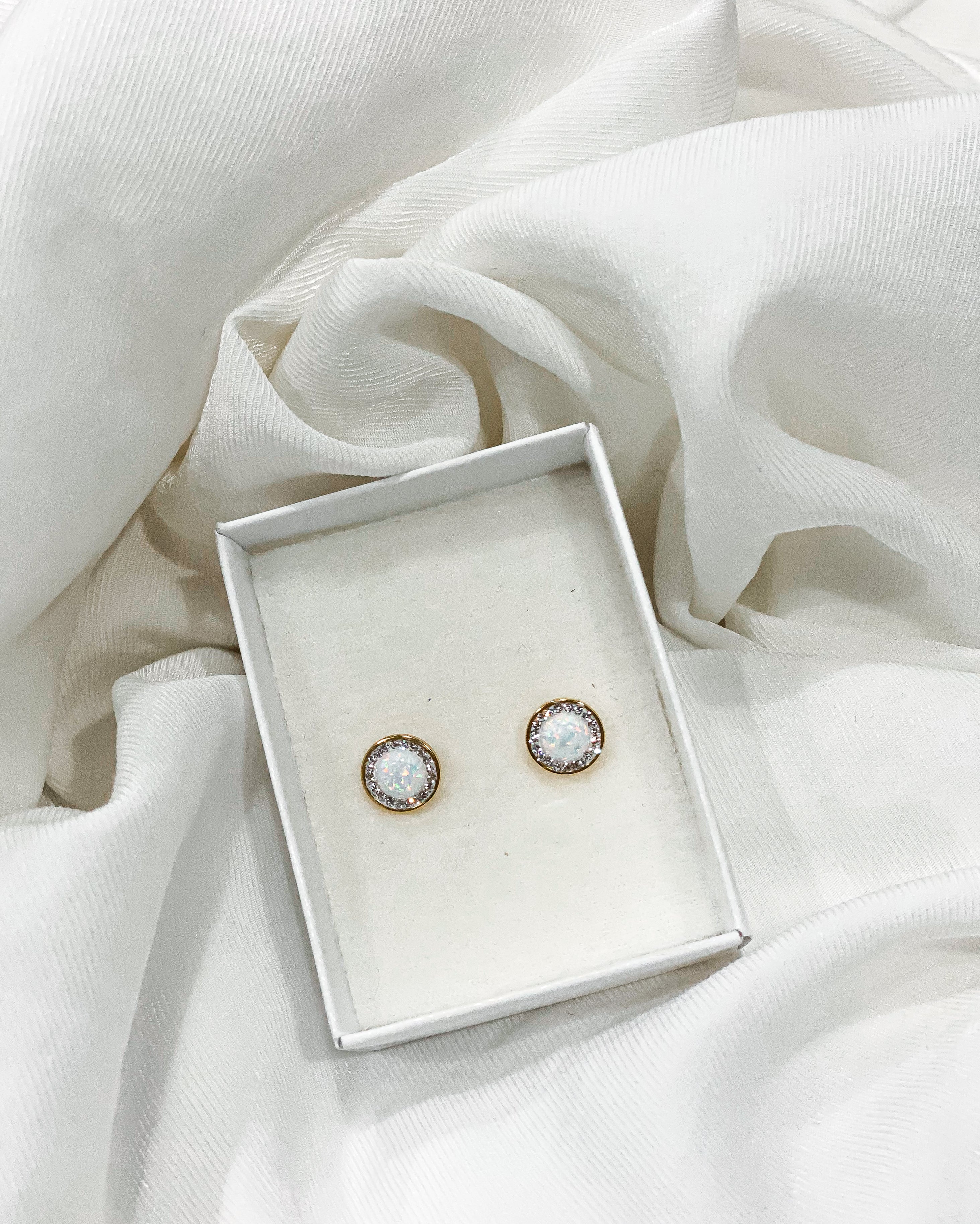 Náušnice s bílým opálem Gold