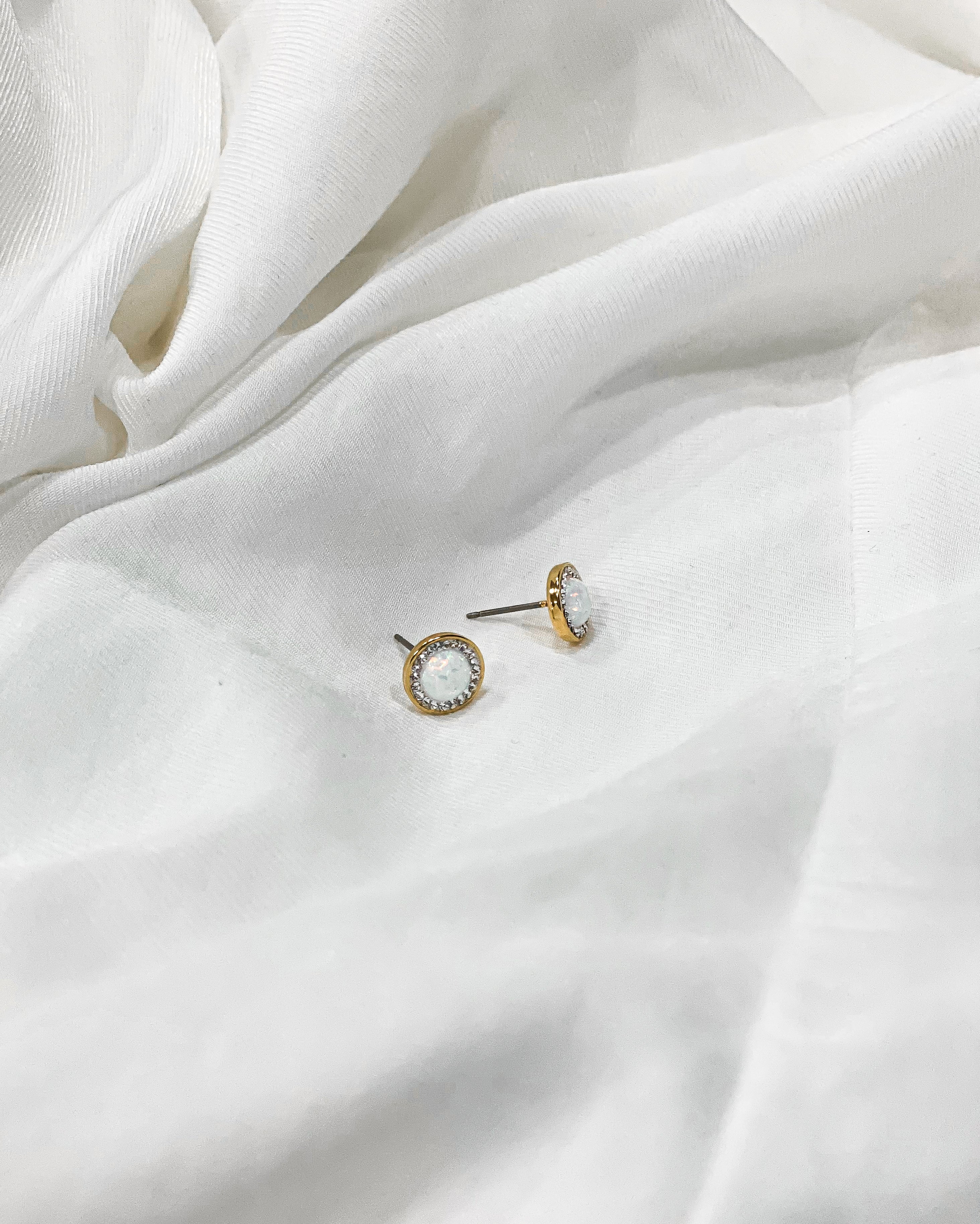 Náušnice s bílým opálem Gold