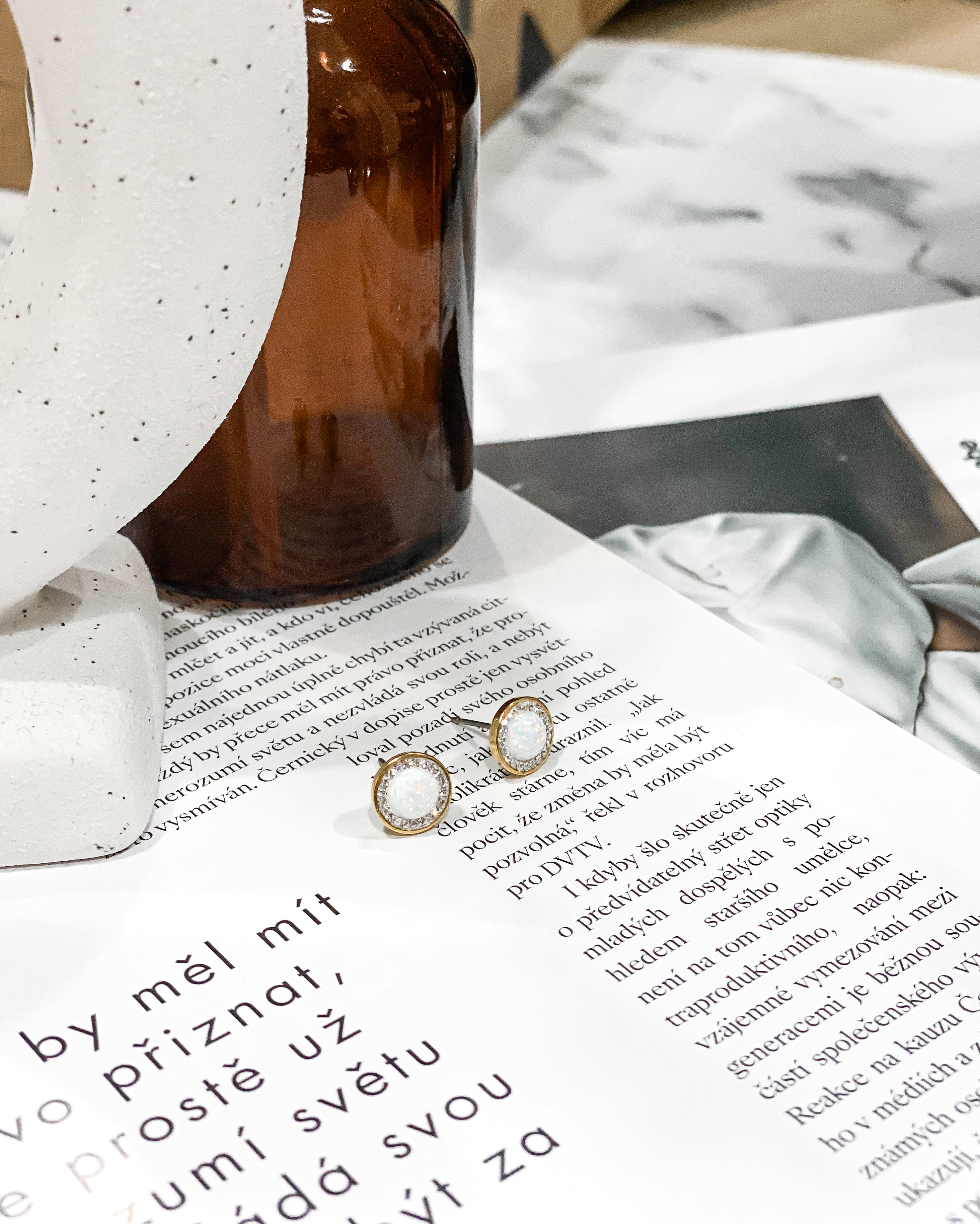 Náušnice s bílým opálem Gold