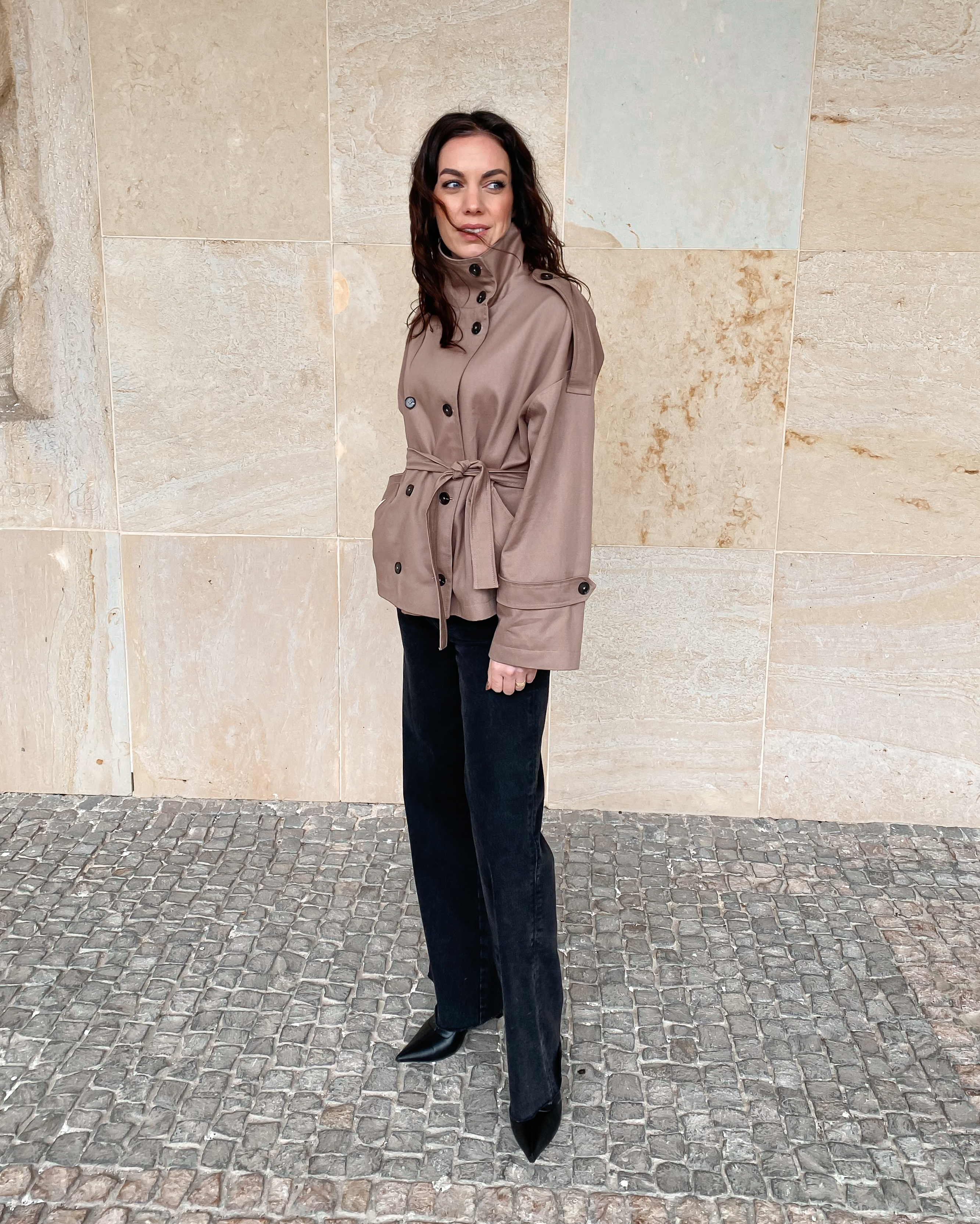 Krátký béžový trenčkot