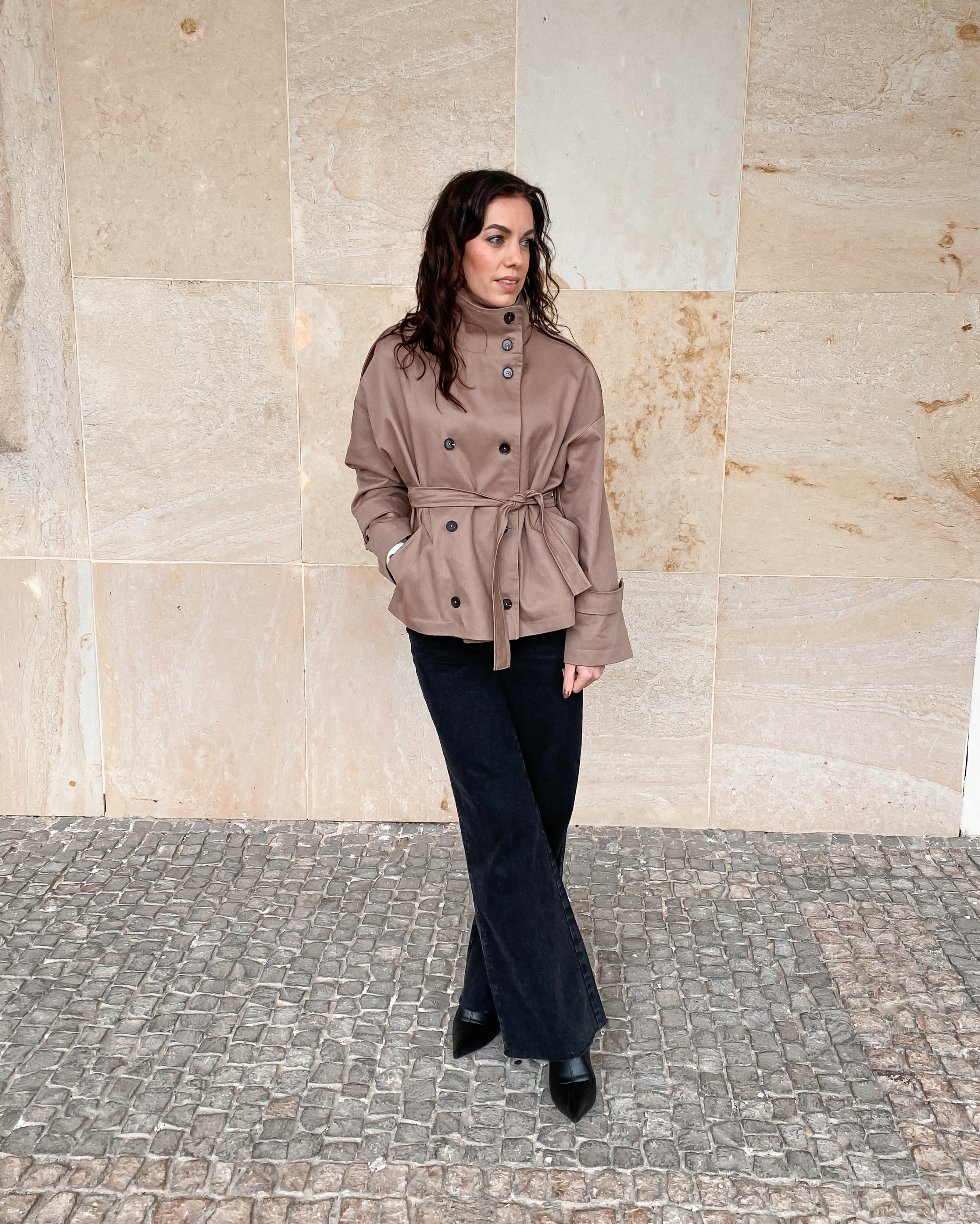 Krátký béžový trenčkot