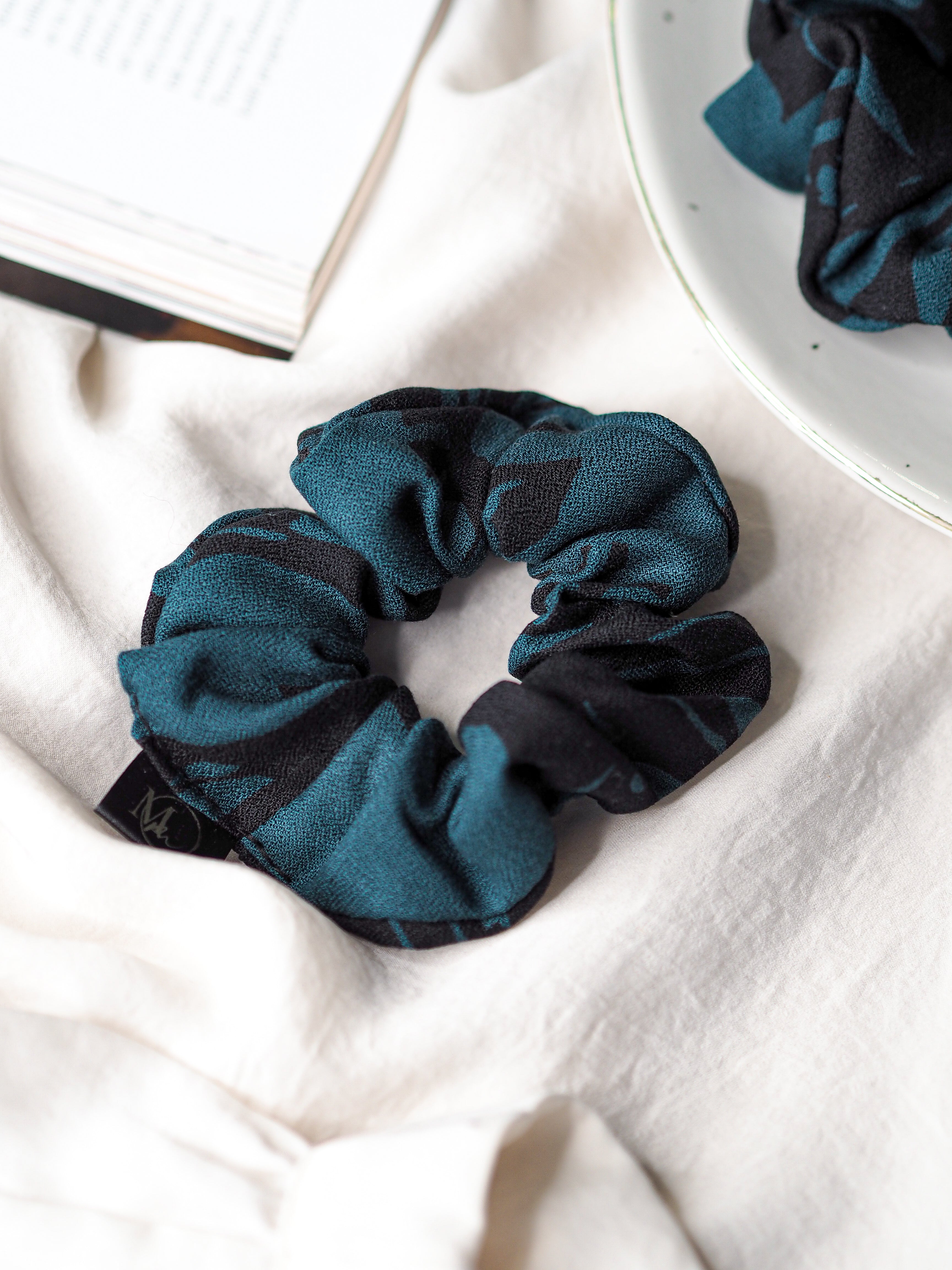 Viskózová scrunchie gumička zeleno-černá