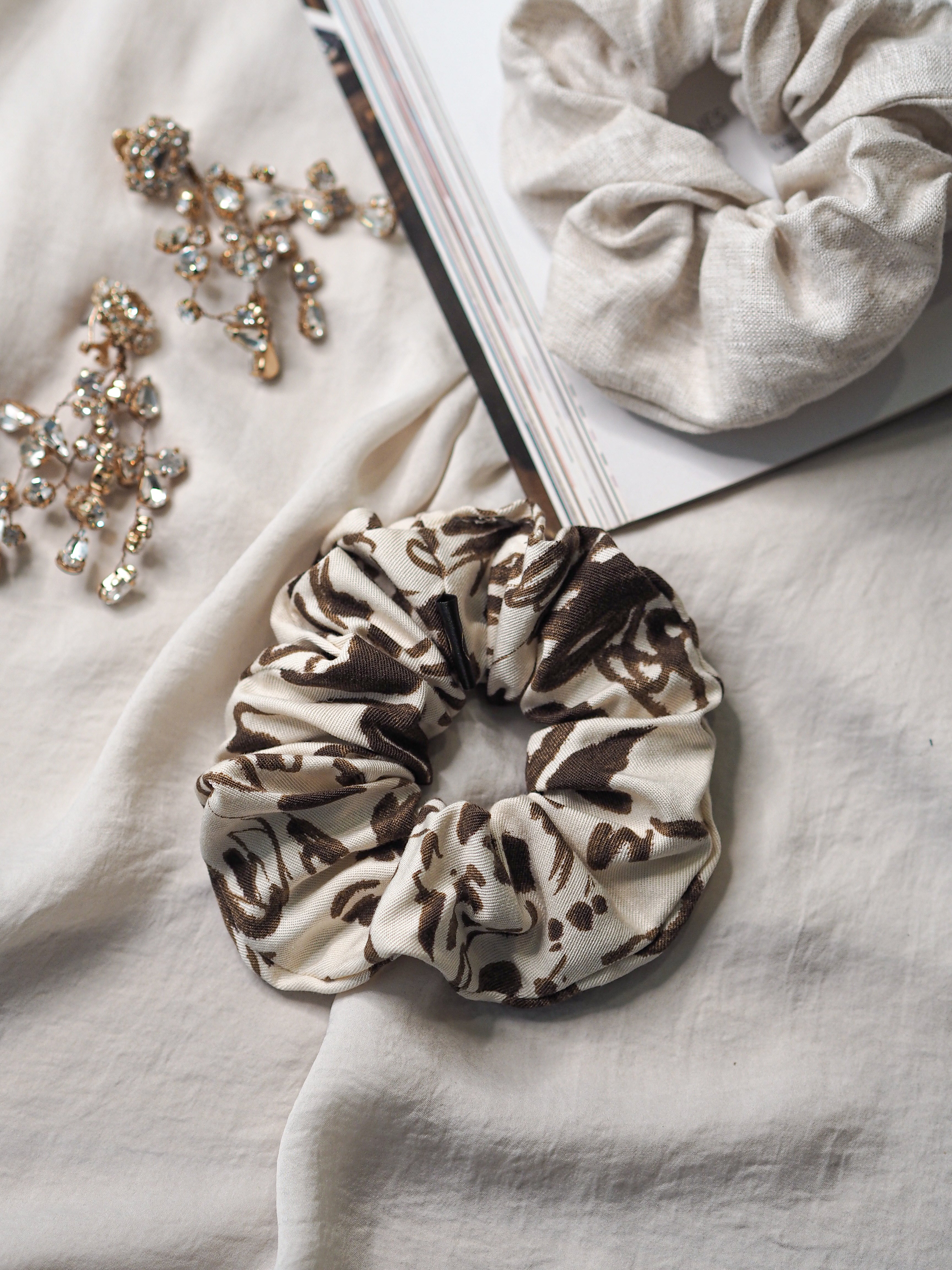 Viskózová scrunchie gumička hnědo-krémová