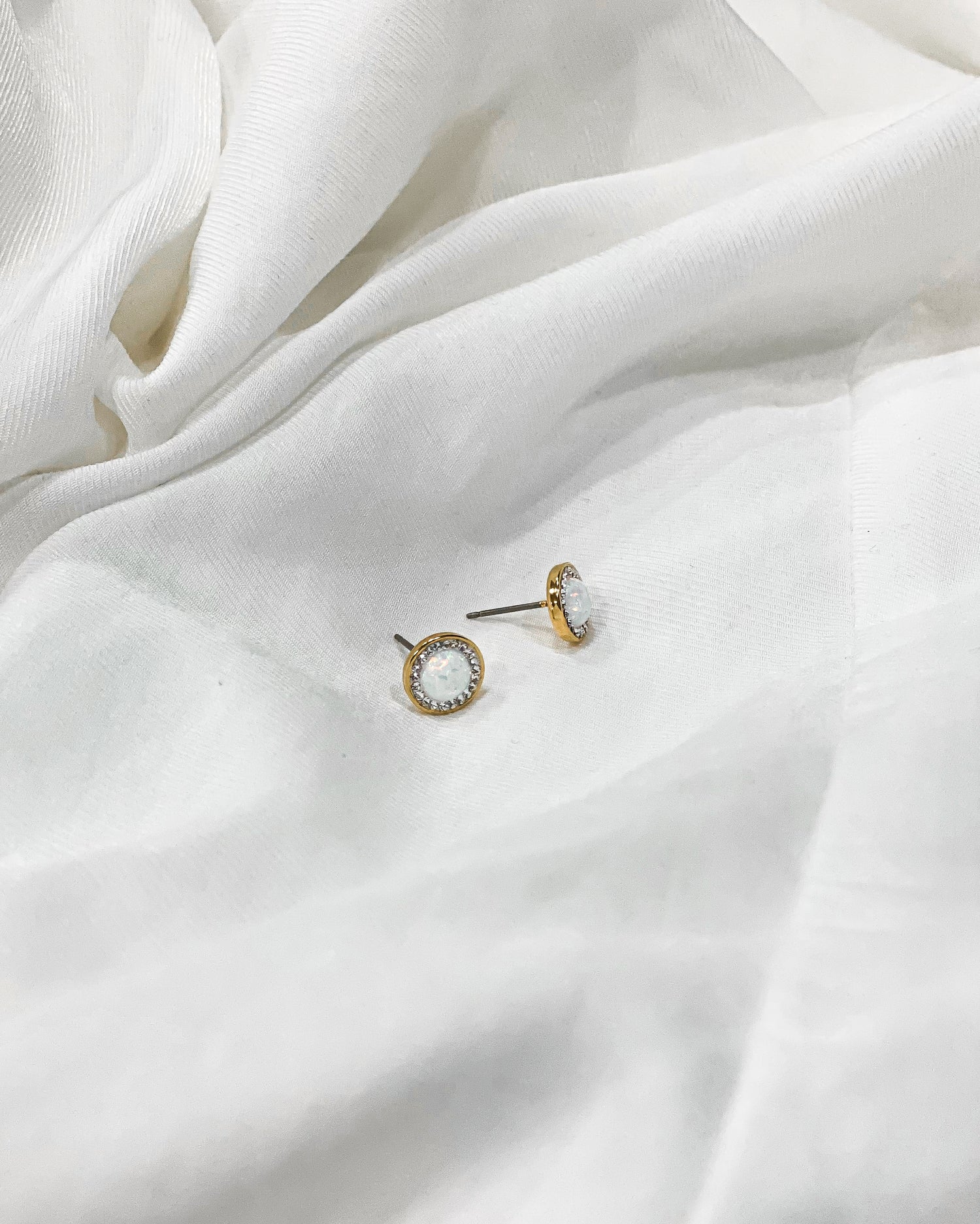 Náušnice s bílým opálem Gold