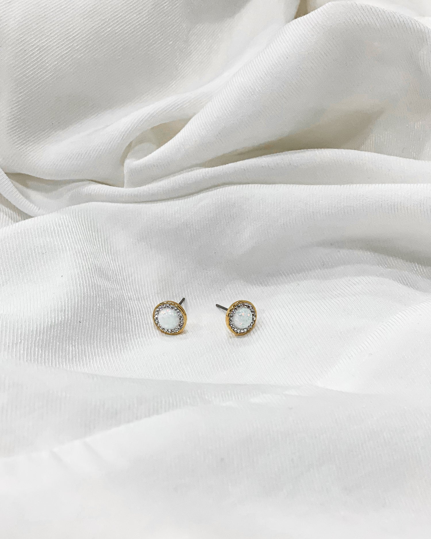 Náušnice s bílým opálem Gold