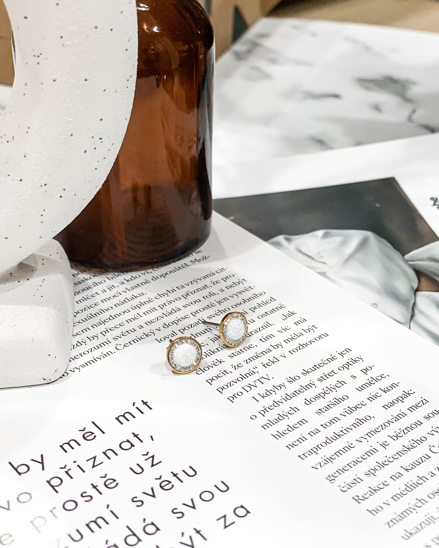 Náušnice s bílým opálem Gold