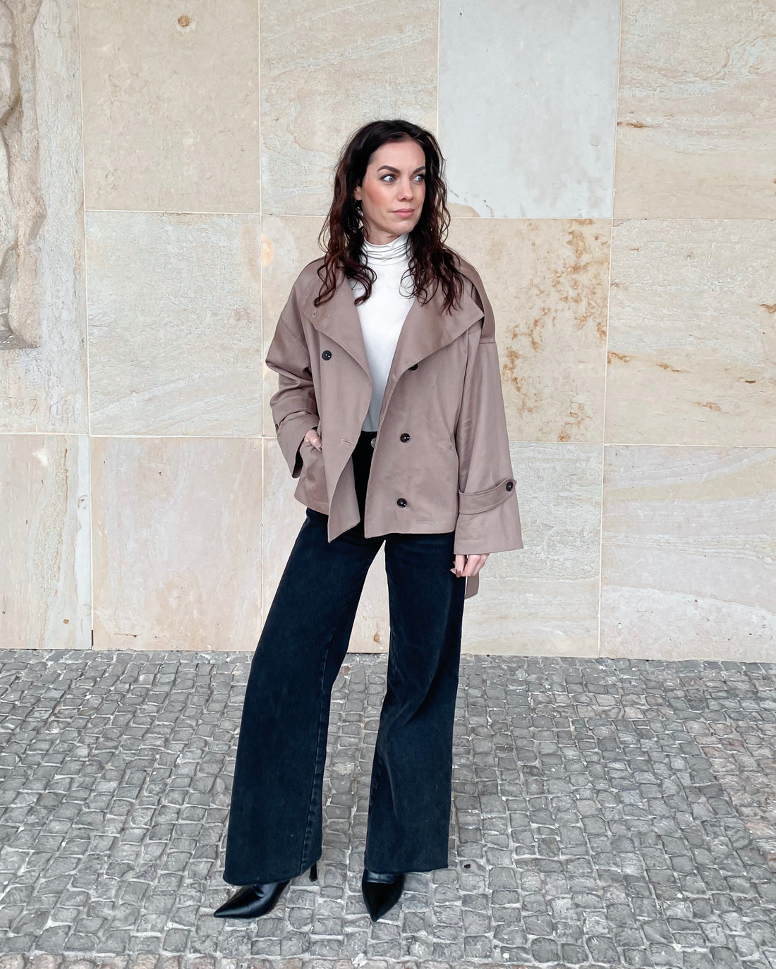 Krátký béžový trenčkot