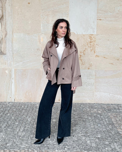 Krátký béžový trenčkot