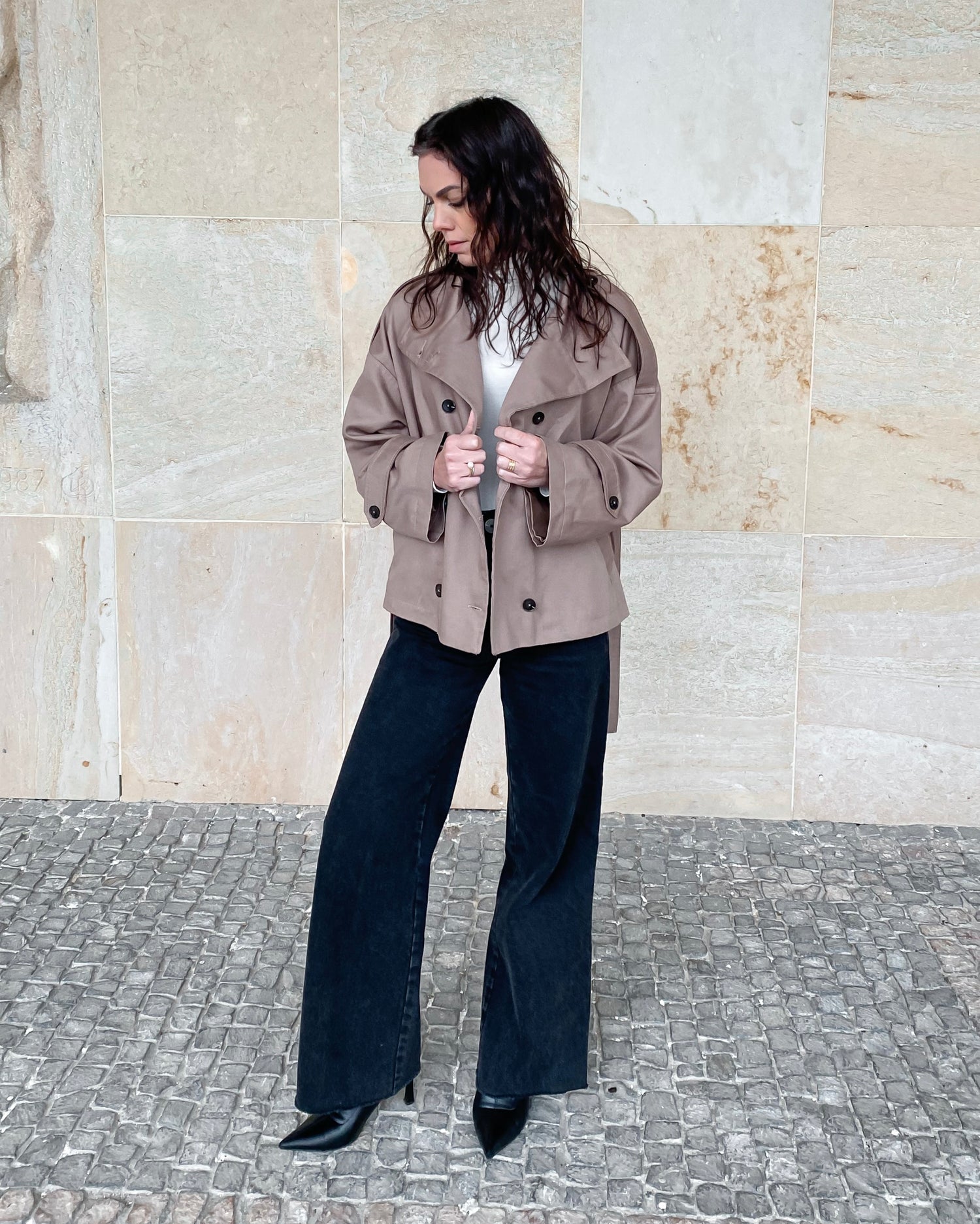 Krátký béžový trenčkot