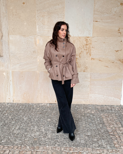 Krátký béžový trenčkot