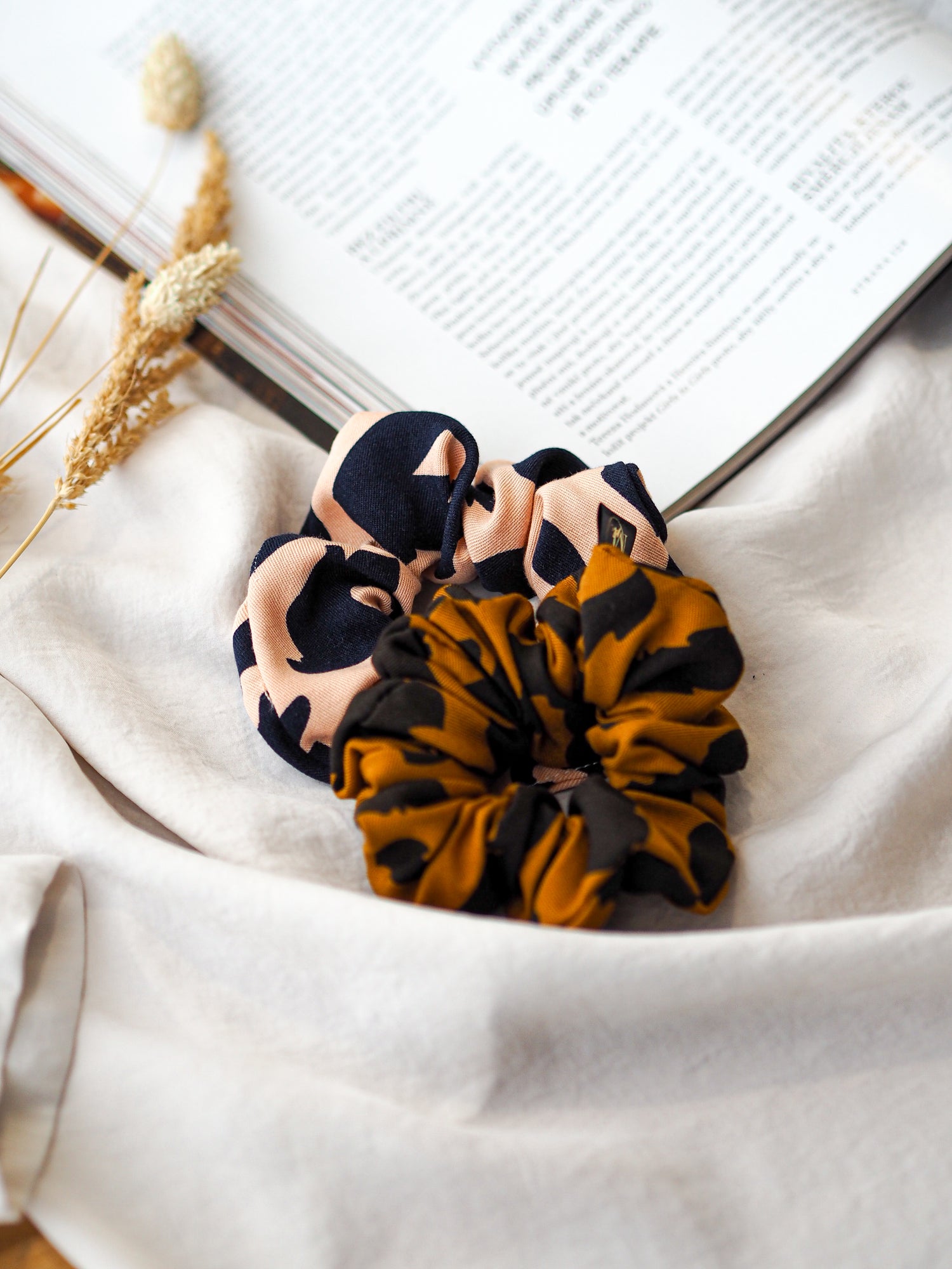 Viskózová scrunchie gumička leopard