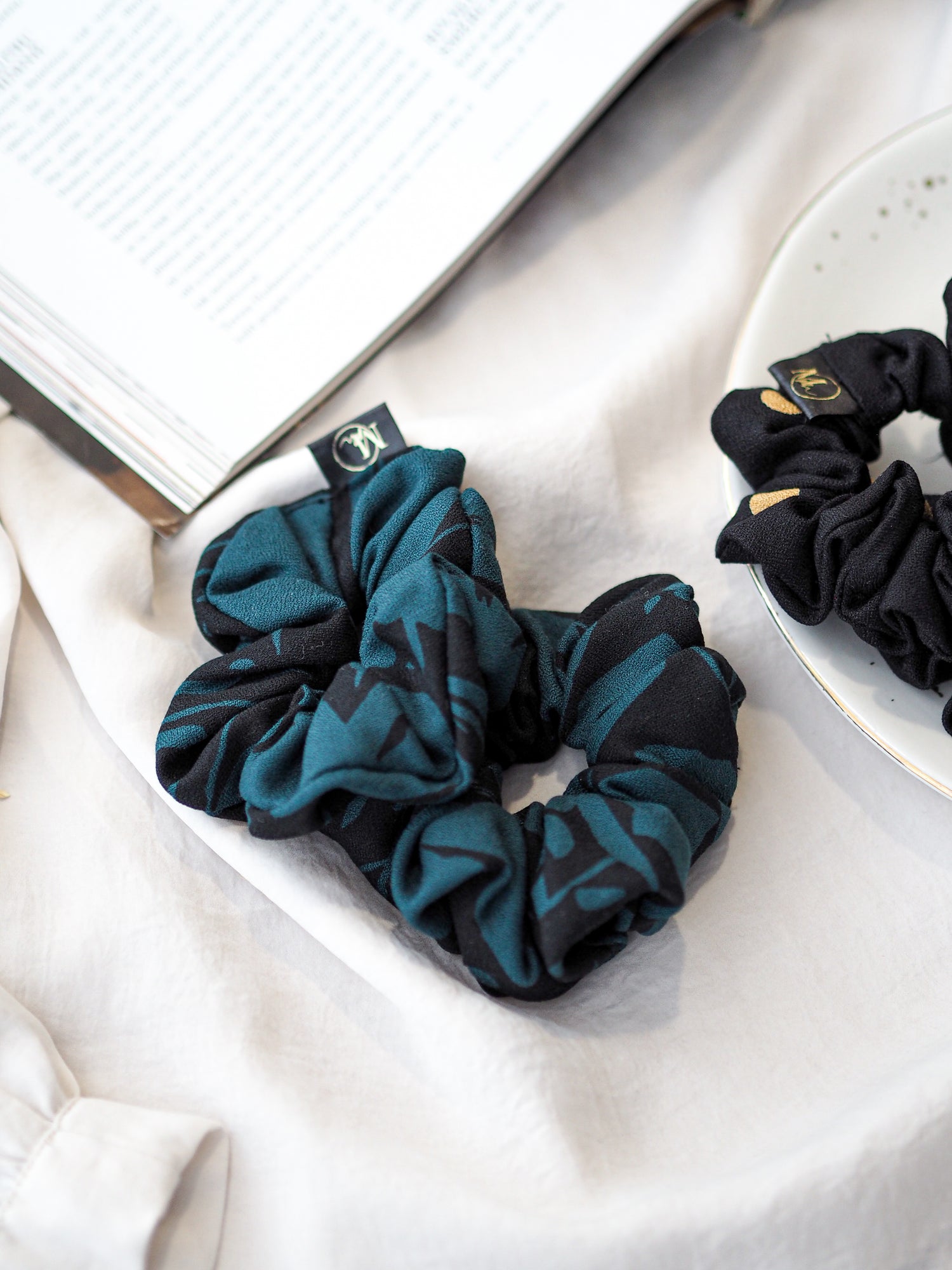 Viskózová scrunchie gumička zeleno-černá