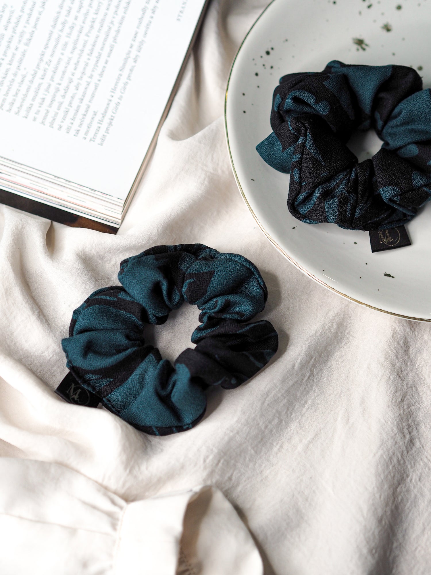 Viskózová scrunchie gumička zeleno-černá