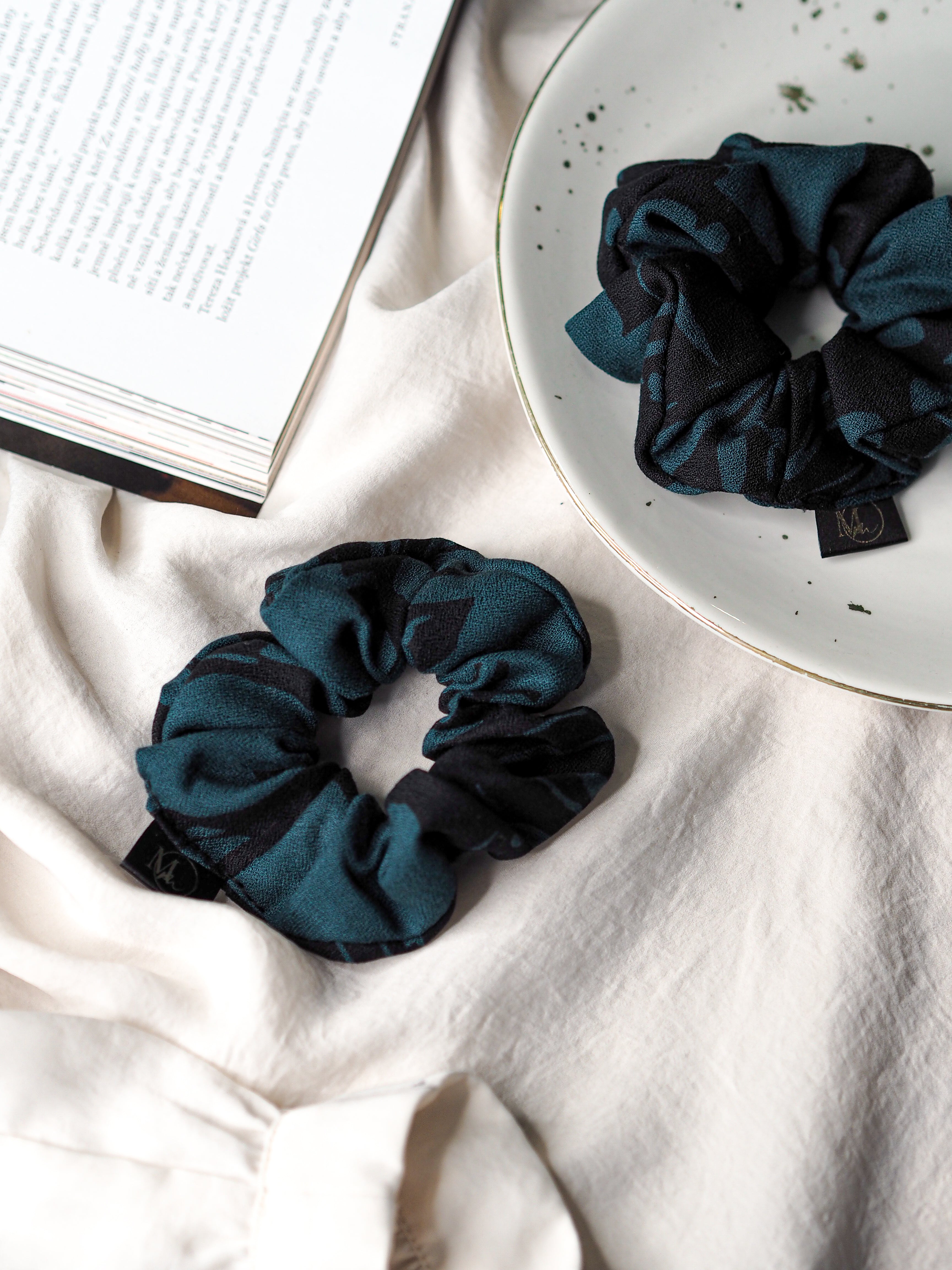 Viskózová scrunchie gumička zeleno-černá