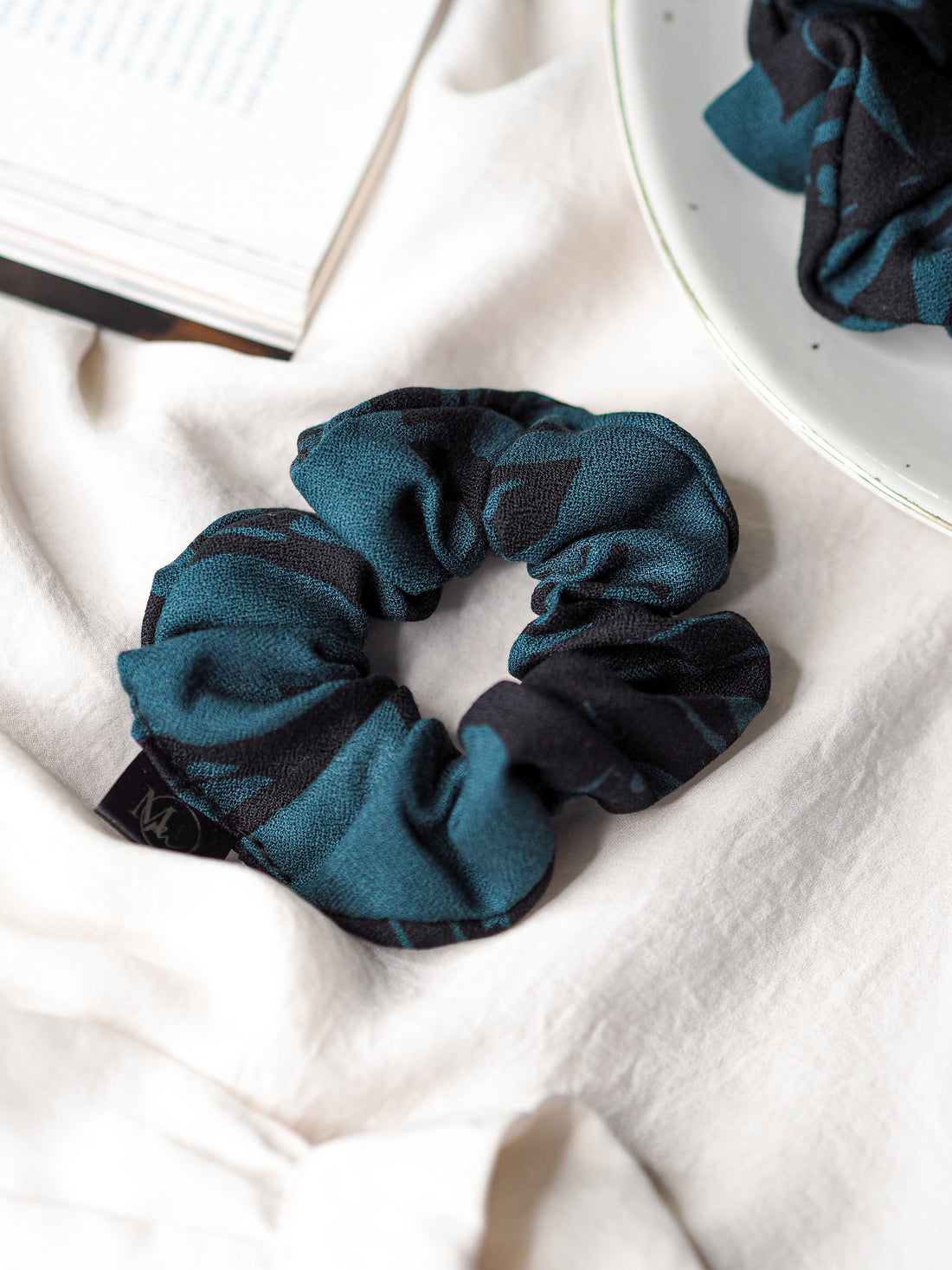 Viskózová scrunchie gumička zeleno-černá
