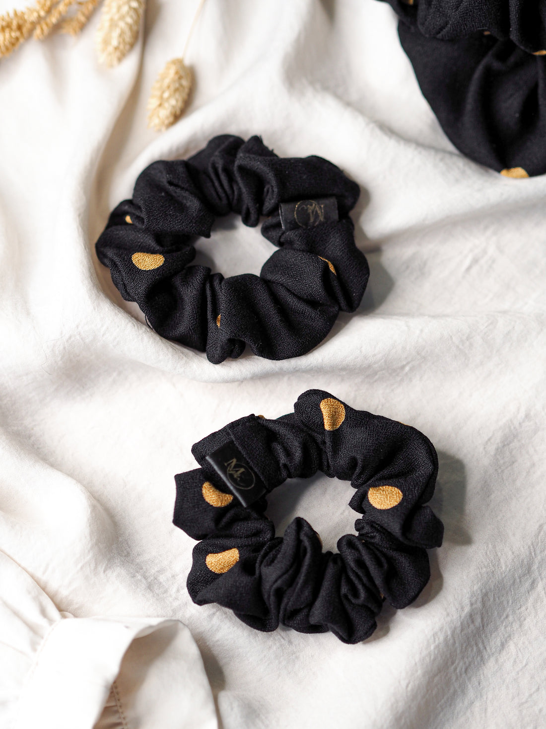 Viskózová scrunchie gumička puntíkatá