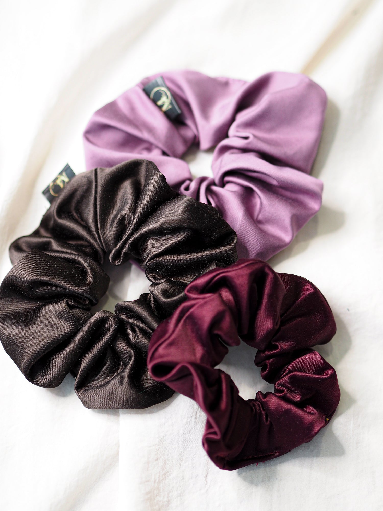 Sátenová scrunchie gumička