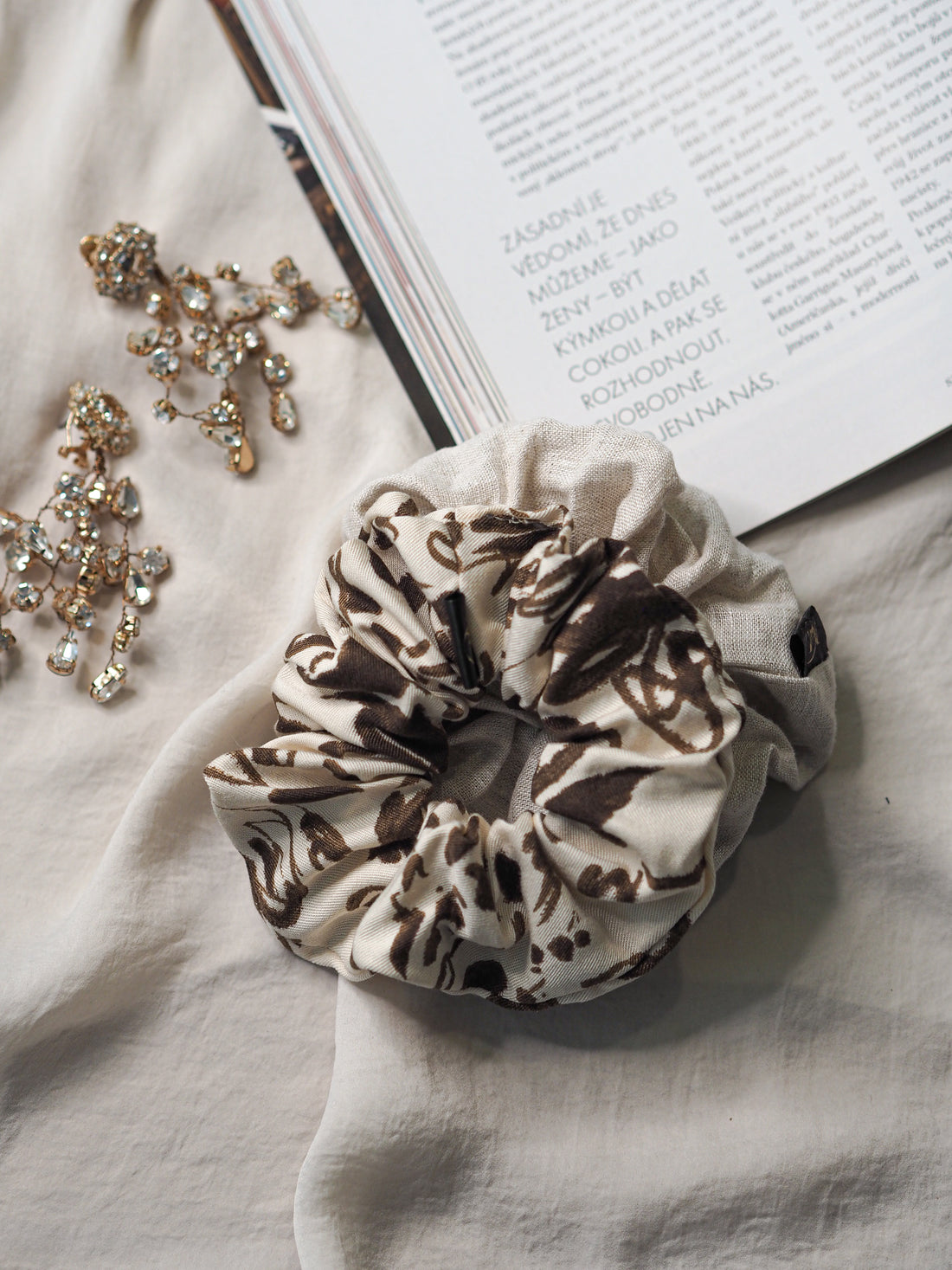 Viskózová scrunchie gumička hnědo-krémová