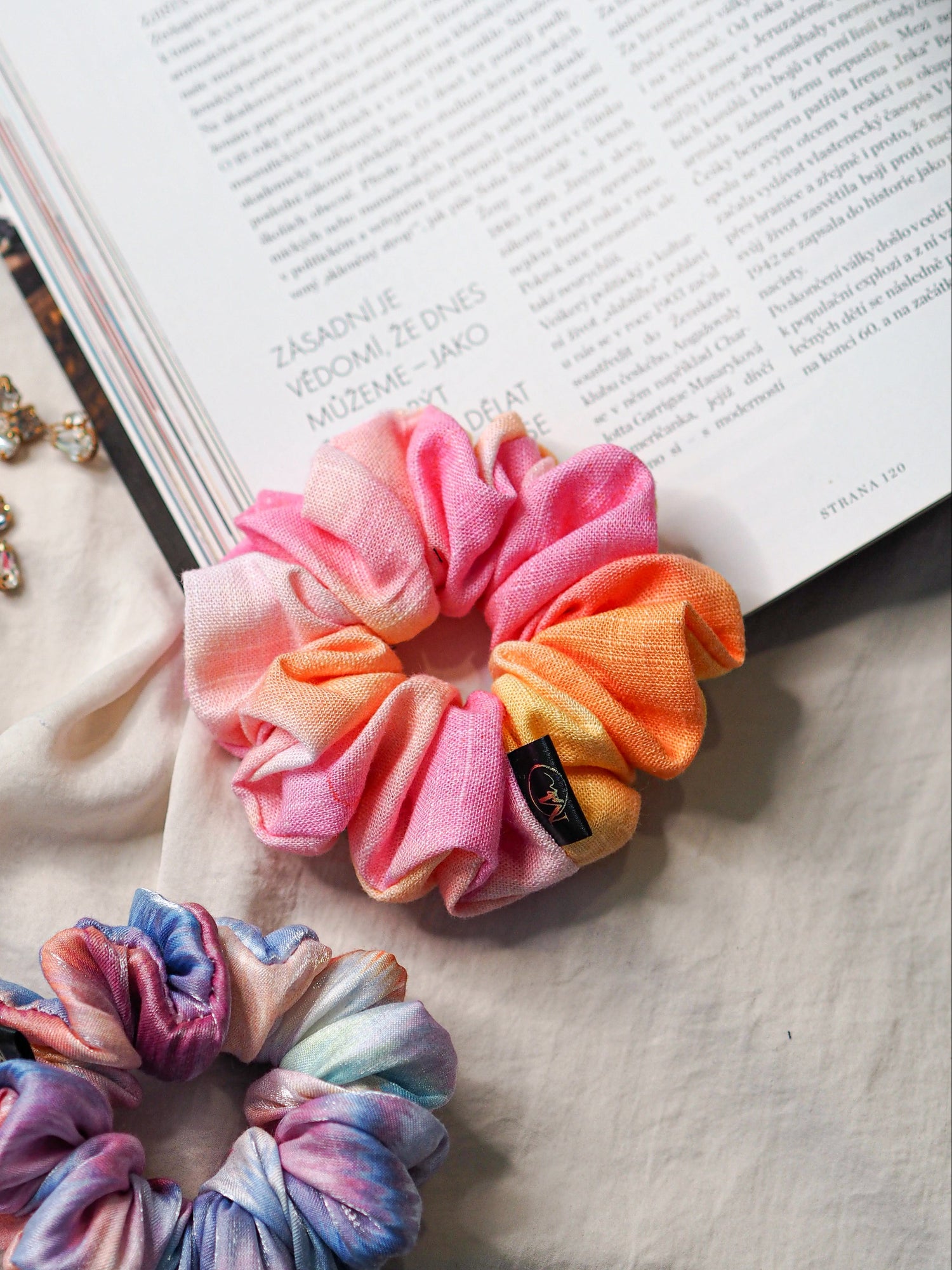 Lněná scrunchie gumička tie-dye