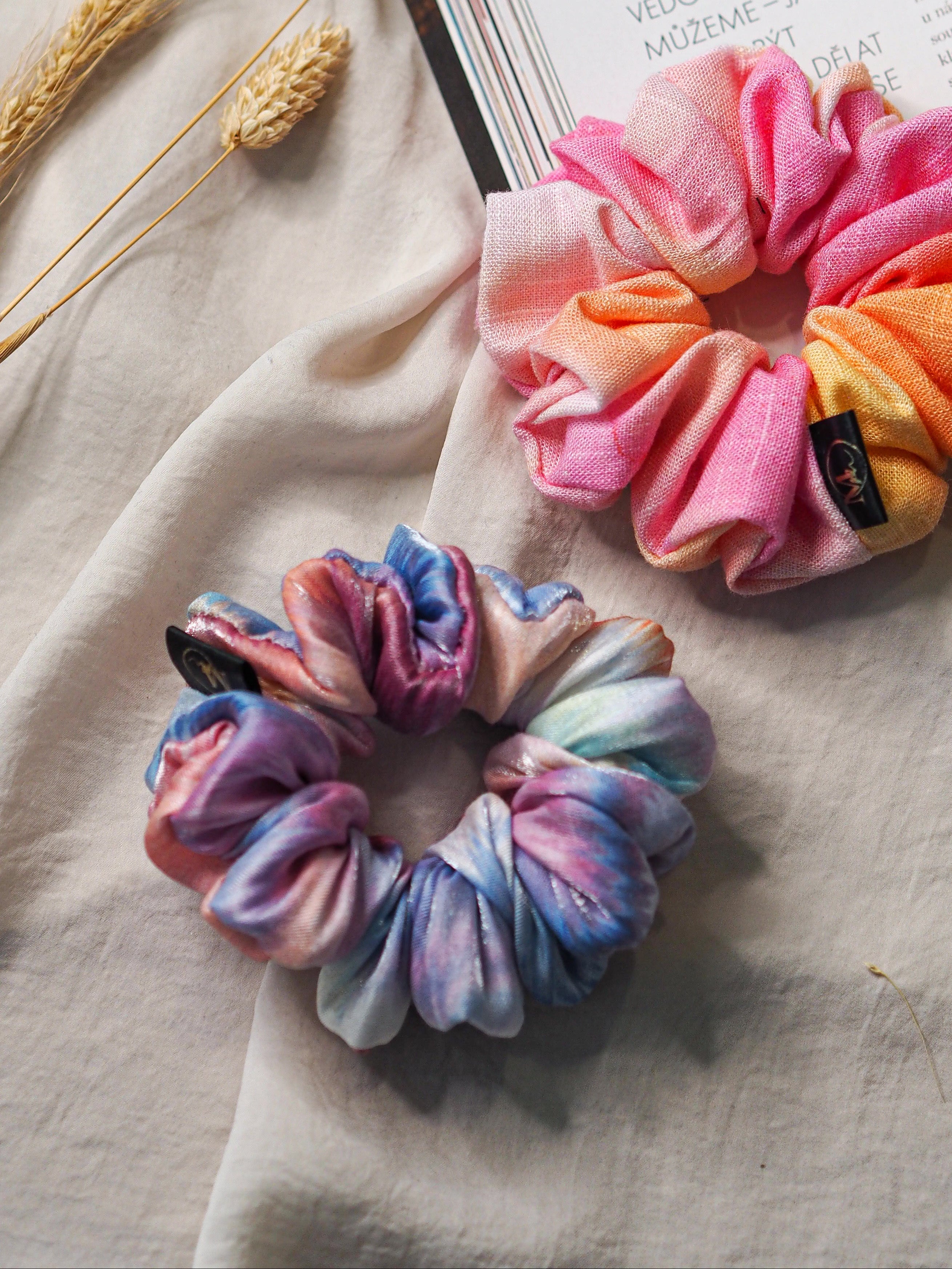 Saténová scrunchie gumička tie-dye